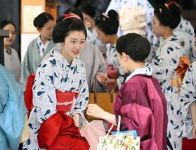 　芸の上達や無病息災を祈願する「お千度」で、八坂神社に集まった浴衣姿の舞妓や芸妓＝６日午前、京都市東山区