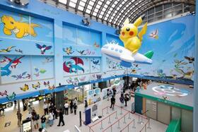 　愛称が「のと里山ポケモン・ウィズ・ユー空港」となり、キャラクターで装飾されたターミナルビル内＝７日午前、石川県輪島市