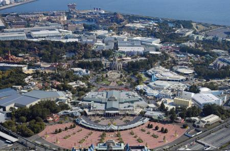 　東京ディズニーランド（手前）と東京ディズニーシー（左奥）＝３月、千葉県浦安市