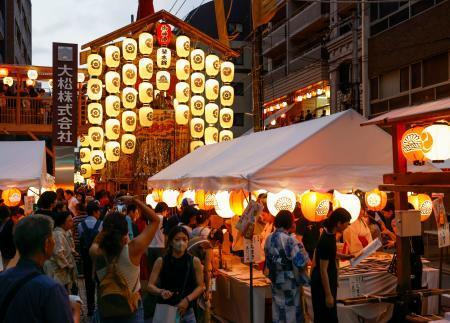 　祇園祭の「宵々々山」を迎え、山鉾を見物する人たちでにぎわう京都市中心部＝１４日夕