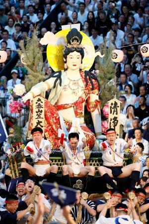 　博多祇園山笠の「追い山笠」で、櫛田神社の境内を駆け抜ける「大黒流」の舁き山笠＝１５日早朝、福岡市