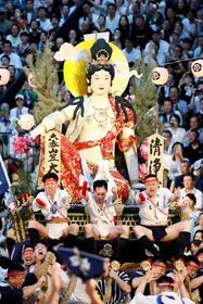 　博多祇園山笠の「追い山笠」で、櫛田神社の境内を駆け抜ける「大黒流」の舁き山笠＝１５日早朝、福岡市