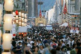 　祇園祭の「宵山」を迎え、見物客でにぎわう京都・四条通＝１６日夕