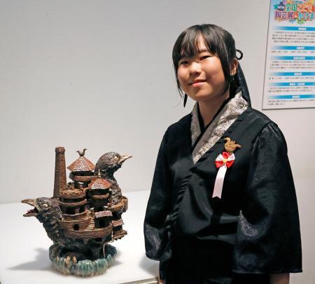 　内閣総理大臣賞を受賞した長瀬海さんと作品＝１８日午前、茨城県笠間市