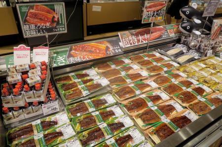 　イオンのウナギ売り場＝６月、東京都品川区　　　　