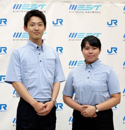 　ＪＲ西日本で駅員や乗務員の服装に試験導入されるポロシャツ＝２２日午後、大阪市