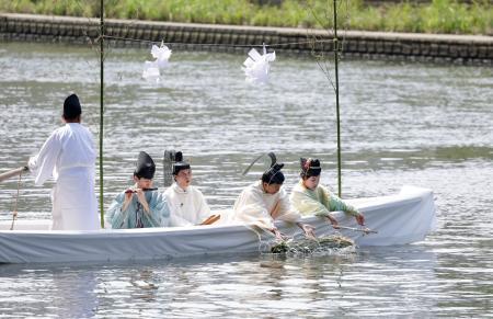 　大阪市の堂島川で行われた天神祭の「鉾流神事」＝２４日午前