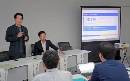 　検証プログラムの内容を説明する東大大学院の山口慎太郎教授（左）＝６月、福島市