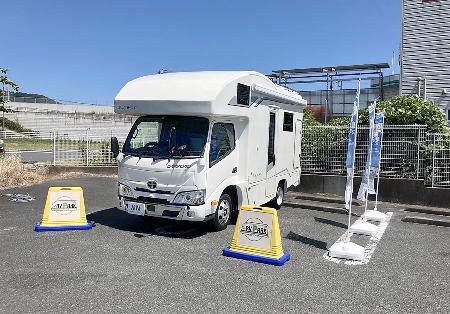 　ローソンの駐車場で宿泊する車