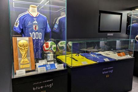 　「ｂｌｕｅ-ｉｎｇ！」の展示品＝東京都文京区（日本サッカー協会提供）