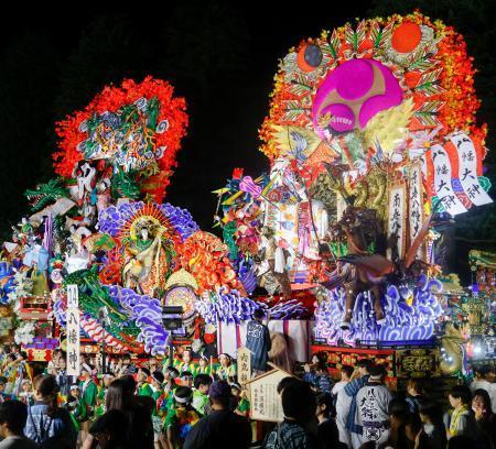　「八戸三社大祭」が始まりお披露目された山車＝３１日午後、青森県八戸市