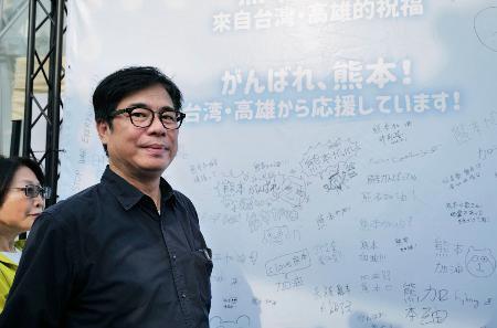 　熊本県支援コーナーを訪れた高雄市の陳其邁市長＝１日、台湾南部・高雄市（共同）