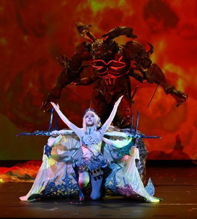 　「ワールドコスプレチャンピオンシップ」で演技する日本代表のコスプレーヤー＝２日午後、名古屋市