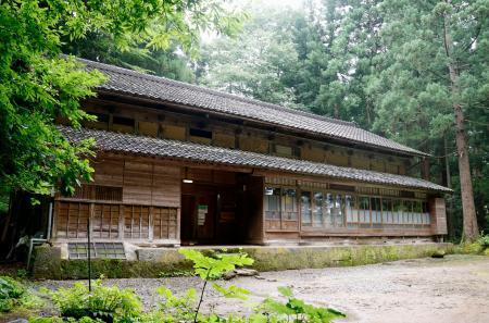 　「おおかみこどもの雨と雪」の舞台モデルとなった古民家「花の家」＝７月、富山県上市町