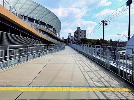 　パロマ瑞穂スタジアムの入り口に通じるスロープ＝名古屋市