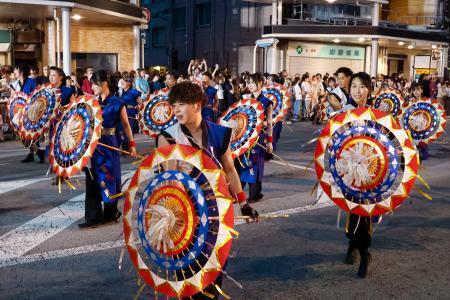 　「鳥取しゃんしゃん祭」で一斉傘踊りを披露する参加者＝１４日午後、鳥取市