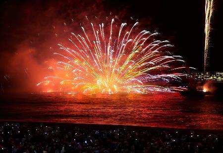 　三重県熊野市の七里御浜で開かれた熊野大花火大会＝１７日夜