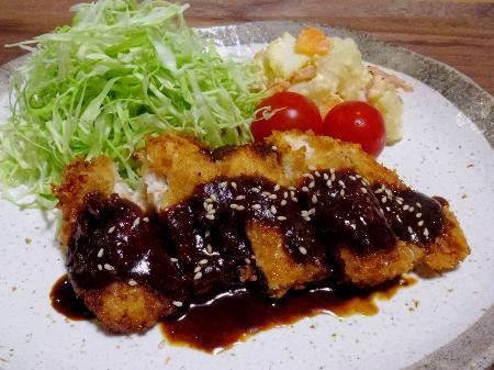 　ムスリム向けに豚肉の代わりに鶏胸肉を使った「みそカツ」（大会組織委提供）