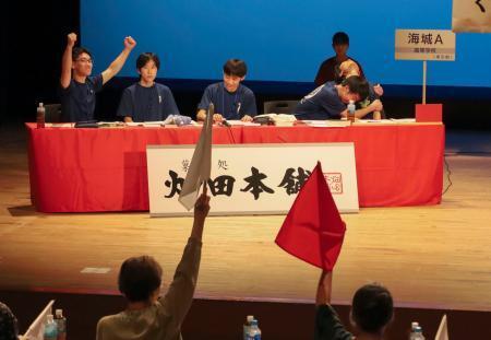 　第２９回「俳句甲子園」で優勝が決まり、喜ぶ海城高Ａチームの生徒たち＝２３日午後、松山市