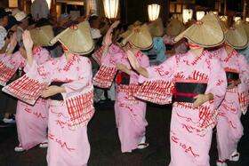 　「おわら風の盆」が始まり、編みがさを目深にかぶって舞う女性たち＝１日夜、富山市八尾町