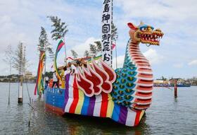 　鹿島神宮式年大祭「御船祭」でみこしを載せ運ぶ「御座船」＝２日午後、千葉県香取市