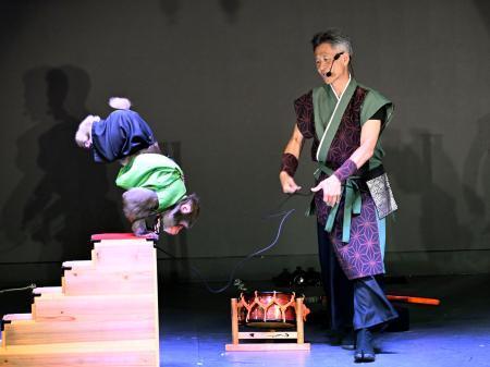 　「猿まわし大祭典」で披露された猿回し＝５日午前、栃木県日光市