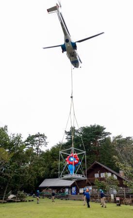 　ヘリコプターで金剛山の自然公園「ちはや園地」に運ばれた「ミャクミャク」のモニュメント＝１４日午後、大阪府千早赤阪村