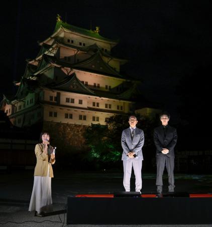 　名古屋城をライトアップする点灯式で写真に納まる岩田剛典さん（右）と広沢一郎市長＝１７日夜、名古屋市