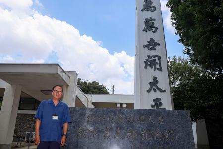 　鈴木貫太郎記念館の筑井正副館長＝８月、千葉県野田市