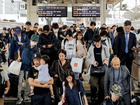 　シルバーウイークが最終日となり、旅行や帰省先から戻る人たちで混み合うＪＲ東京駅＝２３日午後