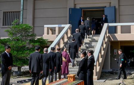 　正倉院の「開封の儀」で、宝庫に向かう勅使の侍従ら＝１日午前、奈良市