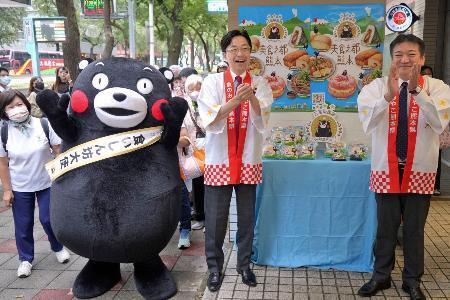 　台湾・台北市で熊本県産食材を宣伝した木村敬県知事（左）と内野幸喜県議会議長＝６日（共同）