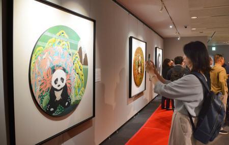 　パンダの漆芸作品を撮影する人＝９日午後、東京都文京区