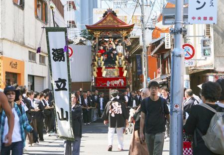 　曳山がおはやしを奏でながら町を巡る大津祭の曳山行事＝１１日午後、大津市