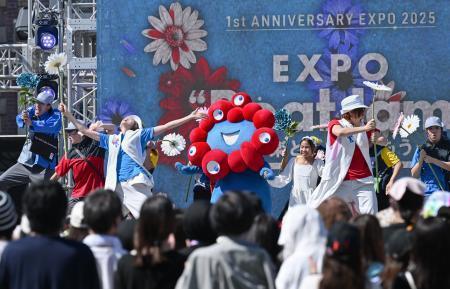 　ユニバーサル・スタジオ・ジャパンで開かれた記念イベントでパフォーマンスする「ミャクミャク」ら＝１３日午前、大阪市