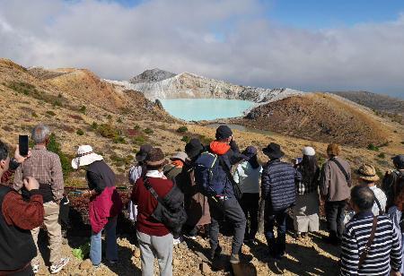 　立ち入り規制が解除され、大勢の観光客でにぎわう草津白根山の火口湖「湯釜」の展望台＝１３日午後、群馬県草津町