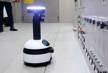 　西武鉄道の変電所の点検をするフィジカルＡＩロボット＝１４日午前、東京都豊島区