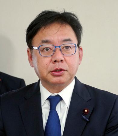 　視察後取材に応じる上野厚労相＝１５日午後、埼玉県東松山市