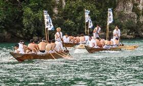 　和歌山・三重県境を流れる熊野川で行われた「御船祭」の早船競漕＝１６日午後