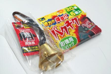 　福島県知事選のため郡山市選管が投票所に用意する爆竹とクマよけの鈴