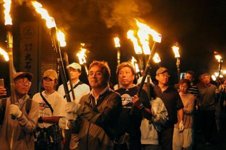 　「稲むらの火祭り」で、たいまつを手に歩く町民ら＝２４日夜、和歌山県広川町