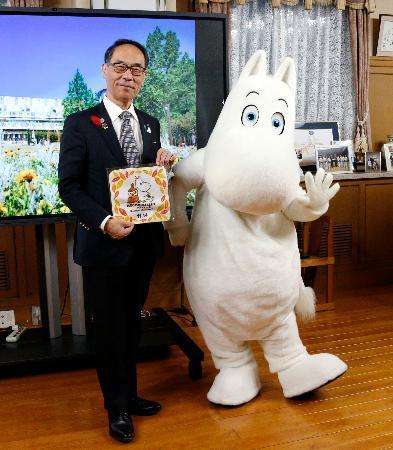 　埼玉県庁で大野元裕知事と記念撮影するムーミントロール＝３０日午後