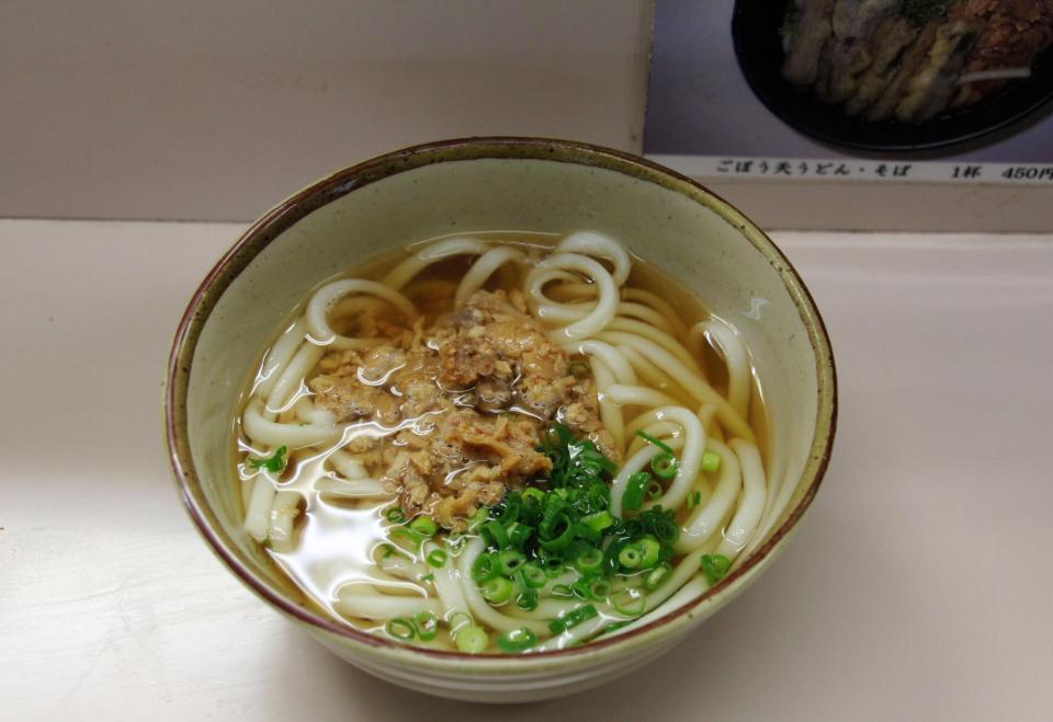 　新鳥栖駅「かしわうどん」３５０円、どのうどんにも甘辛く煮たかしわ入り