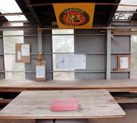 虎丸城跡の小屋には阪神ファンが掲げたタイガースの旗も…