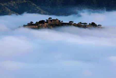 雲海に浮かぶ竹田城跡。「天空の城」と称される日本一の絶景山城だ＝兵庫県朝来市和田山町の立雲峡より撮影