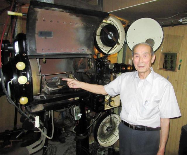 築１０３年、福島県の歴史遺産「本宮映画劇場」～カーボン式映写機で上映中