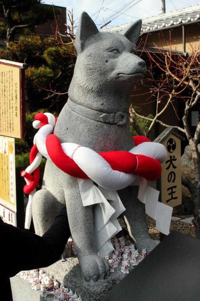 伊奴神社にある安産祈願の白い犬の石像