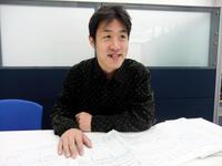 自ら書いた楽譜を前に語る大江汽笛＝神戸市のデイリースポーツ