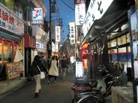 ターミナル駅裏には居酒屋が軒を連ねる