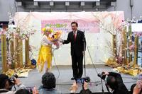 北橋健治北九州市長から花束を贈られるバナナ姫